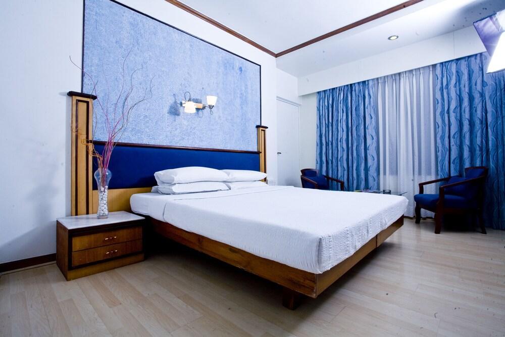 The President Hotel Shivajinagar Púna Kültér fotó