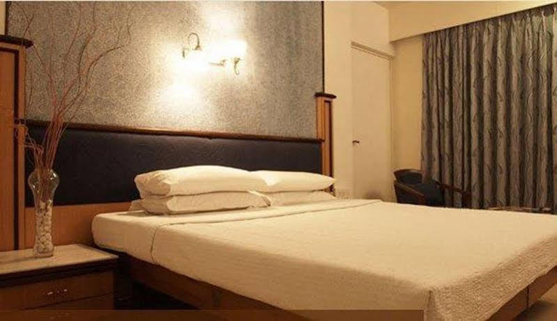 The President Hotel Shivajinagar Púna Kültér fotó